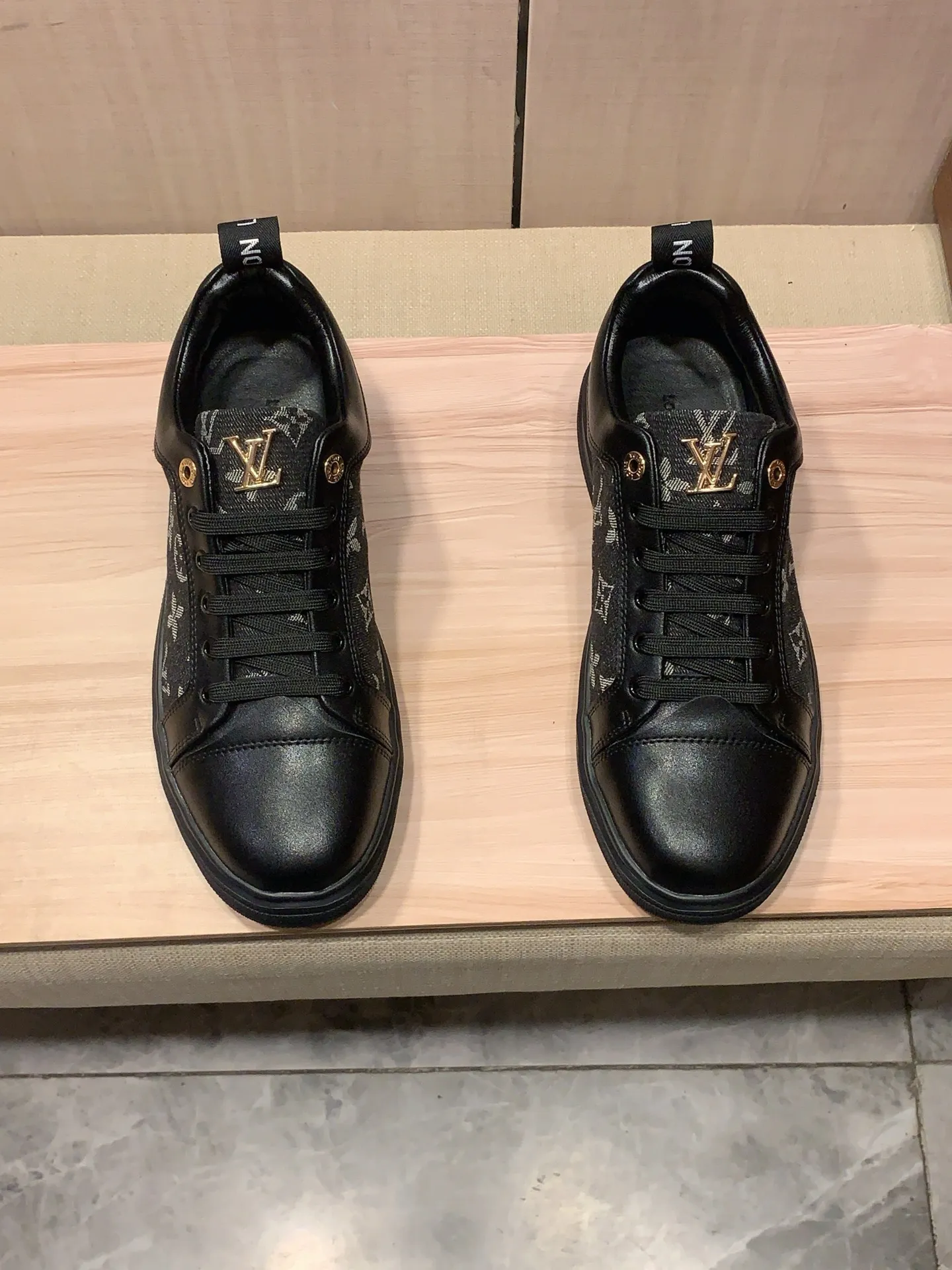 Men's Men's Shoes 💰420💰💰🎩🎩[Lightning][Lightning] "Lv*" The latest and most popular casual shoes, top brands [Seduce] Luxury ~ Purchasing Agency, Top ~ Quality. [Strong] The upper is made of imported breathable cowhide with material ➕ breathable sheepskin feet (•) and fine workmanship. The original stylish and stylish soft rubber wear-resistant and non-slip outsole is light and comfortable on the feet. The real thing looks better when photographed in person. 111: code: 38-44, 3️⃣ colors selected